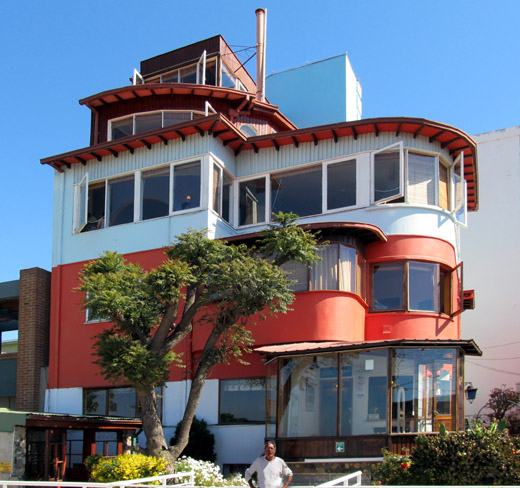  Devant la maison de Pablo Neruda à Valparaiso 